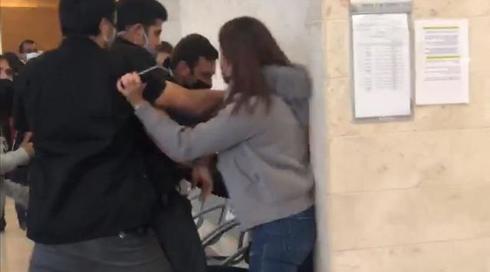 עימות בין ההורים למאבטחים במשפט הסייעת של כרמל מעודה