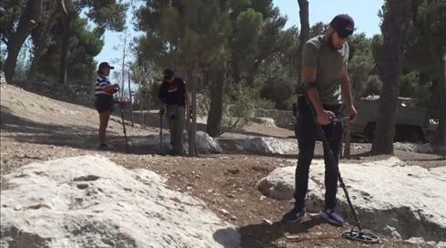 הבהלה למתכת: הישראלים שחושפים פיסות היסטוריה שאבדו בחול