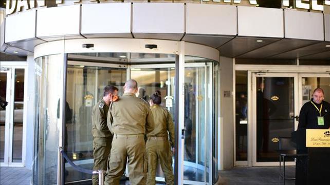 חיילי פיקוד העורף במלון דן פנורמה בתל באביב