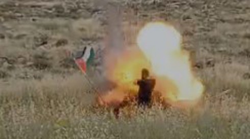 בועט בדגל פלסטין והמטען מתפוצץ: תיעוד הפיגוע בבנימין
