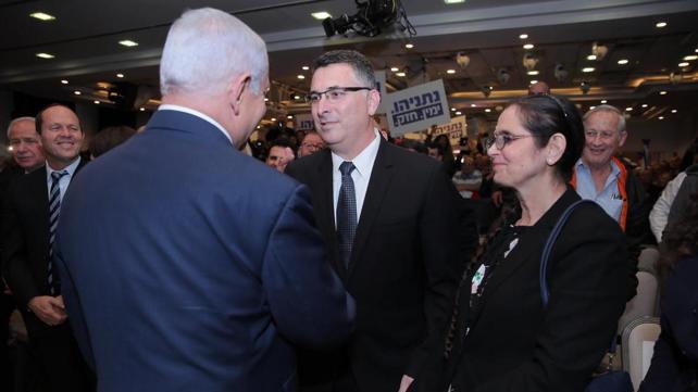 נתניהו וסער לוחצים ידיים