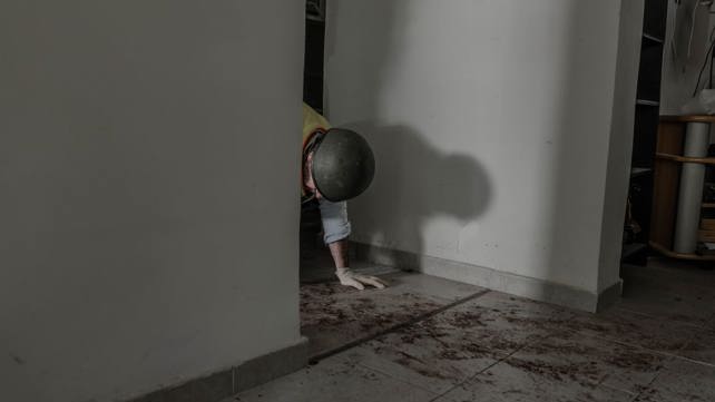 מתנדב זק"א בבית בקיבוץ בארי בו נרצח קשיש ב-7 באוקטובר