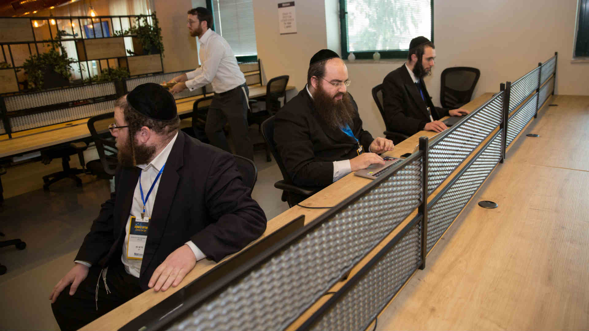 חרדים עובדים. למצולמים אין קשר לכתבה