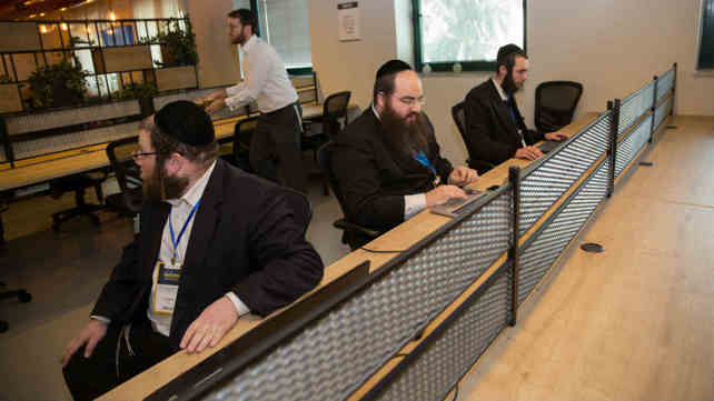 חרדים עובדים. למצולמים אין קשר לכתבה