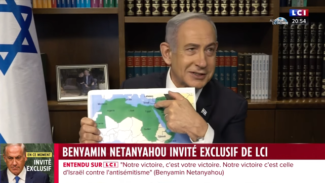 נתניהו עם מפה בריאיון לתקשורת בצרפת