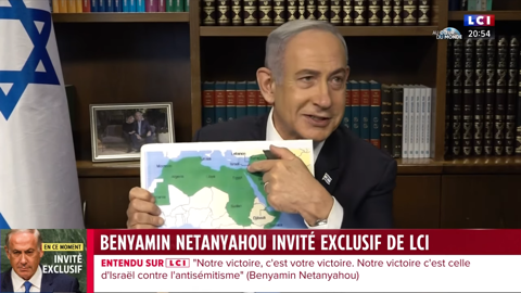 נתניהו עם מפה בריאיון לתקשורת בצרפת