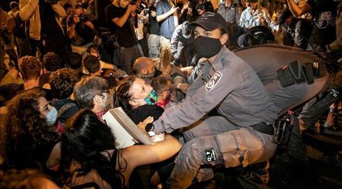 רואים שקוף: למה לשוטרים בהפגנות אין מצלמות גוף?