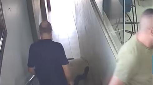 אחרי שתועד מדלג מעל פצוע בזירת רצח: ניצב ג'מאל חכרוש יוצא לחופשה מהמשטרה
