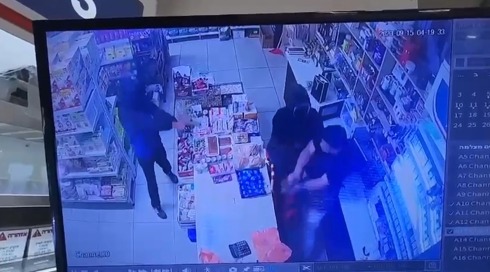 עובד הסופר ברהט שלא נרתע מאקדחים וסיכל שוד בידיו