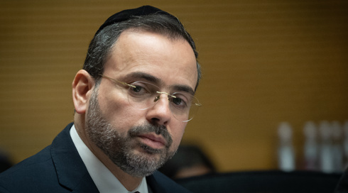 אחרי שפתח מעטפה עם אבקה חשודה: שר הבריאות פונה מלשכתו