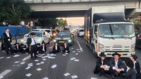 מפגינים חרדים חוסמים את כביש גהה בהפגנה נגד חוק הגיוס