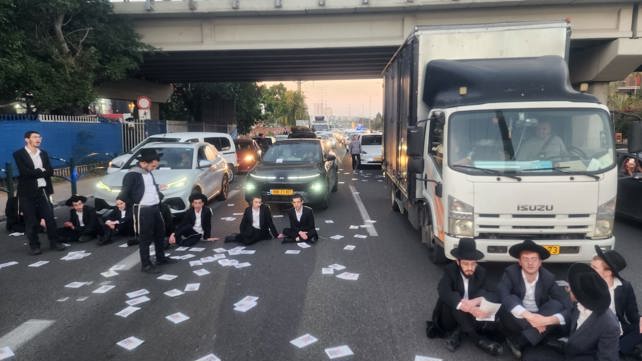 מפגינים חרדים חוסמים את כביש גהה בהפגנה נגד חוק הגיוס