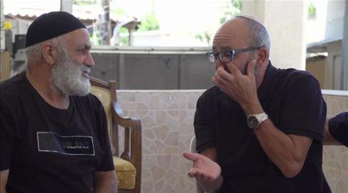 שותפים לגורל: אביו של מוסא שנורה למוות בלוד רוצה לממן את עלויות הקבר של יגאל יהושע