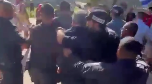 בטבעת אבטחה: השר קיש חולץ ממחאה בעת ביקור בבית ספר