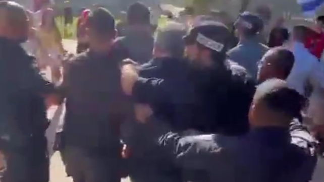 שר החינוך יואב קיש מחולץ מביקור בבית ספר בכפר מנחם, ספטמבר 2024