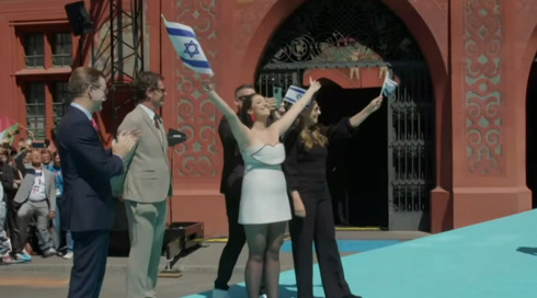 מול דגלי פלסטין ואיומים ברצח: יובל רפאל צעדה באירוע פתיחת האירוויזיון