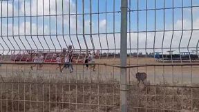 משפחות חטופים פורצות את הגדר לרצועה