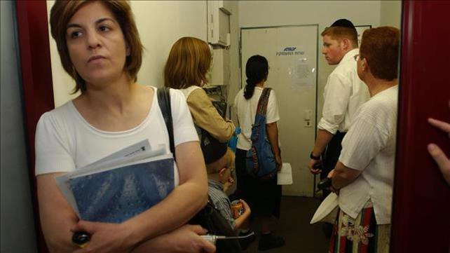 אנשים בתור ללשכת התעסוקה