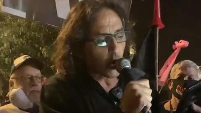 סדי בן שטרית, מראשי תנועת "קריים מיניסטר", שהשווה את נתניהו להיטלר, בהפגנה בראש העין, 18.11.2020