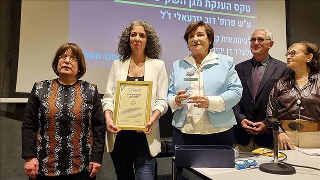 קרן נויבך זוכה בפרס מגן השקיפות