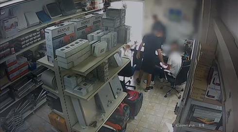 תיעוד: תקפו בעל עסק וגנבו מזומן ושעון רולקס