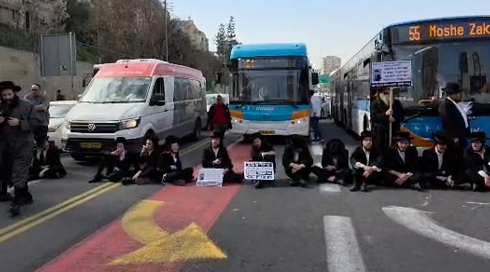 מפגינים נגד הגיוס חוסמים את כביש 1 בכניסה לירושלים