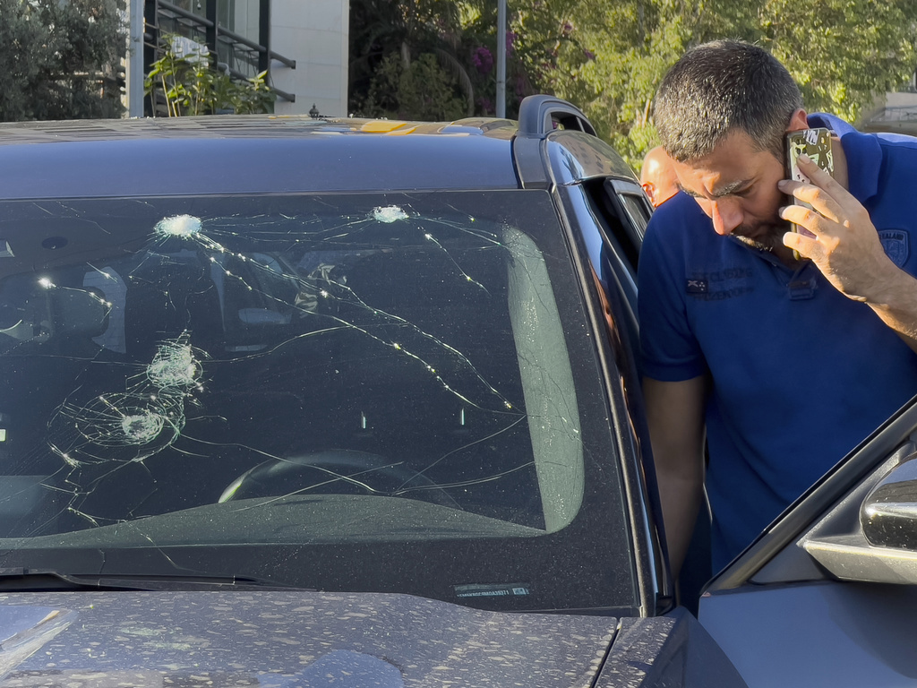 שוטר לבנוני בביירות בודק רכב שהתפוצץ בו ביפר