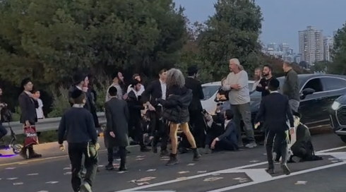 מפגינים חרדים חוסמים את כביש 4 במחאה נגד הגיוס