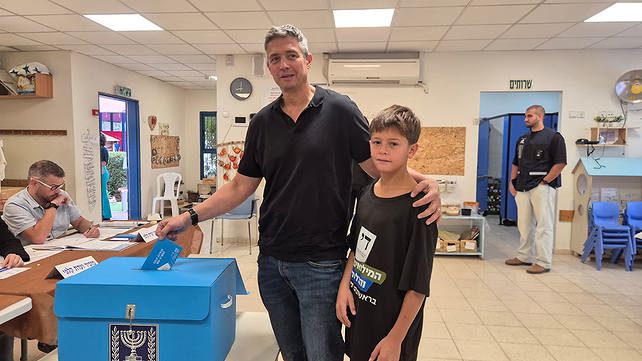 יועז הנדל מצביע בקלפי בנס הרים