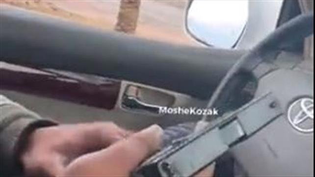 תיעוד צעיר מתל שבע שולף אקדח ליד ניידת