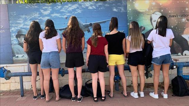 תלמידות שהגיעו במכנסיים קצרים לבית ספר ברחובות, 19 במאי 2020