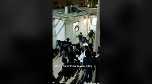 עימותים בין מתפללים ושוטרים בבית כנסת במודיעין עילית