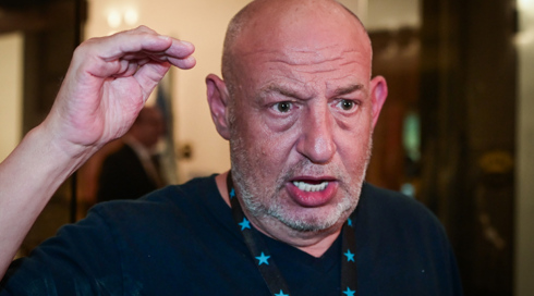 בגלל מודעה נגדו: הראל ויזל תכנן לבטל תרומה של מיליון שקלים למטה החטופים – וחזר בו