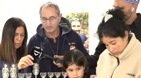 מדליקים נרות חנוכה עם שורדי שבי ומשפחות חללים