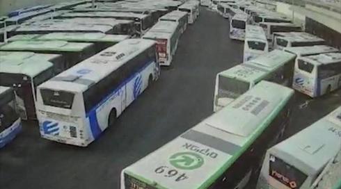 נתקע בחנייה: תיעוד – נער ניסה לגנוב אוטובוס באשדוד