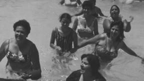 אמהות בבריכה בקייטנת קיץ, 23.6.1974