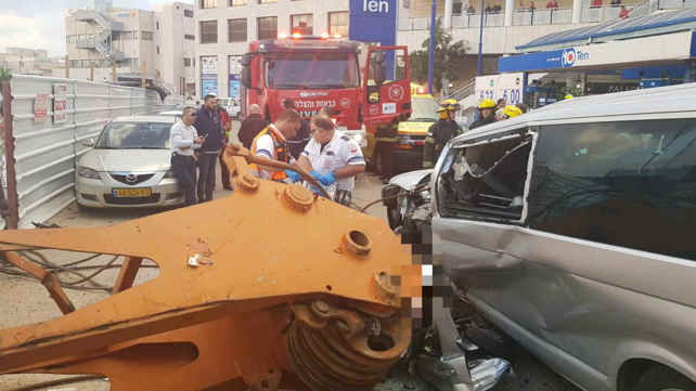 קריסת המנוף על הרכב