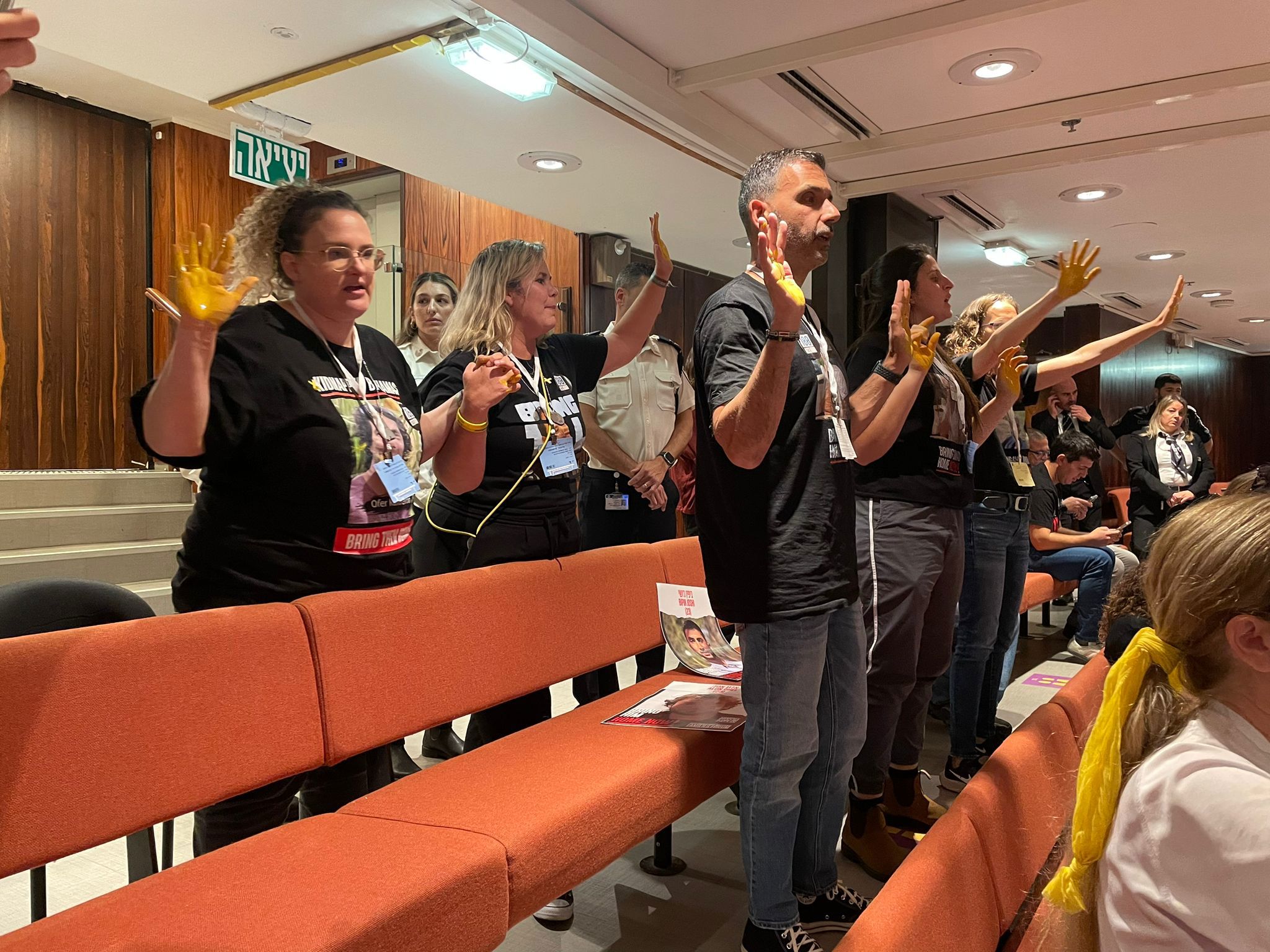 משפחות חטופים במחאה במליאת הכנסת