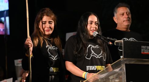"עמדנו בצפירה והדלקנו נרות": מסע ההישרדות של לירי בשבי