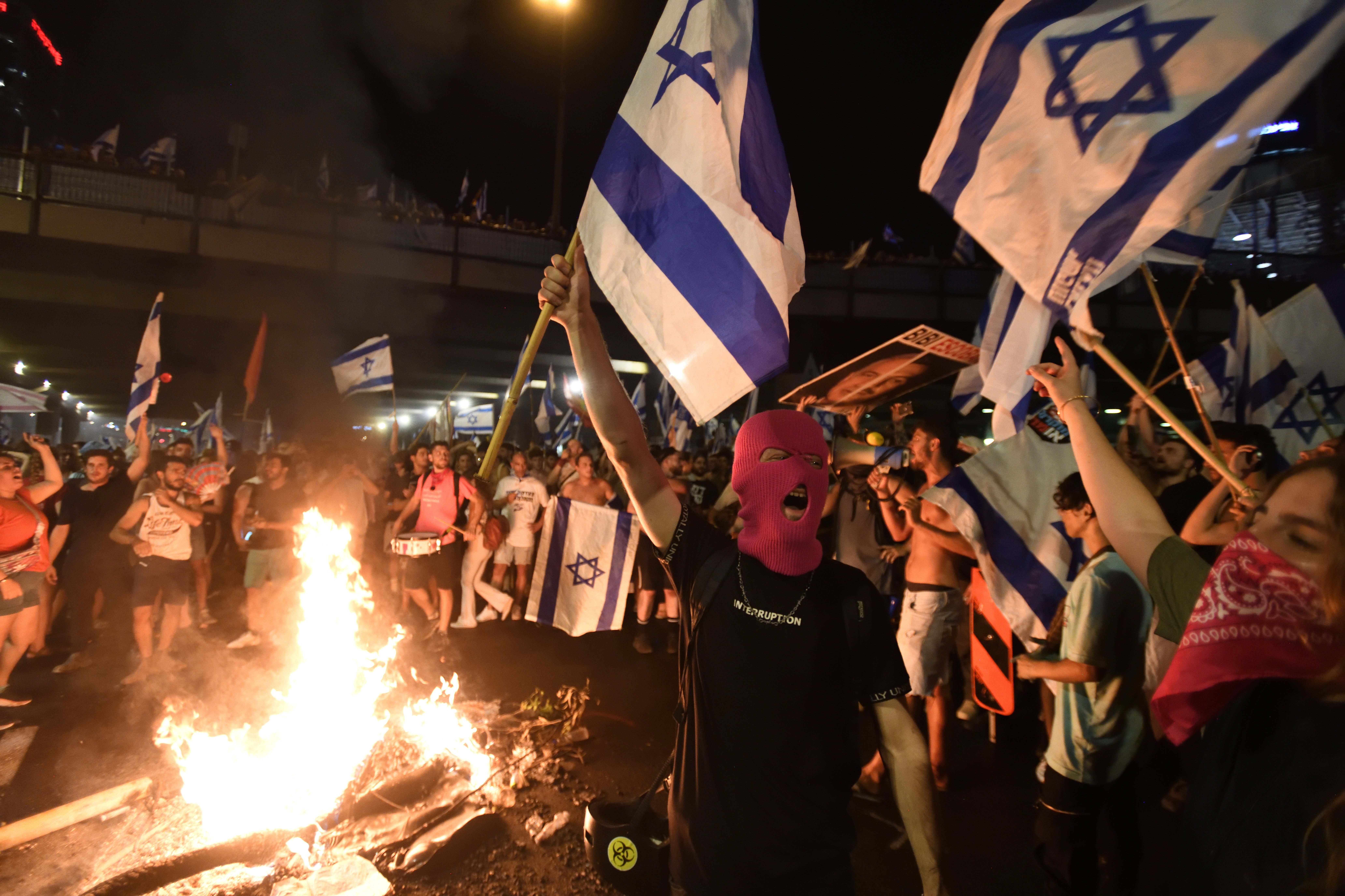מחאה הפגנה איילון מפגינים מוחים רפורמה עילת הסבירות תל אביב 24.07.23 F230724GY25