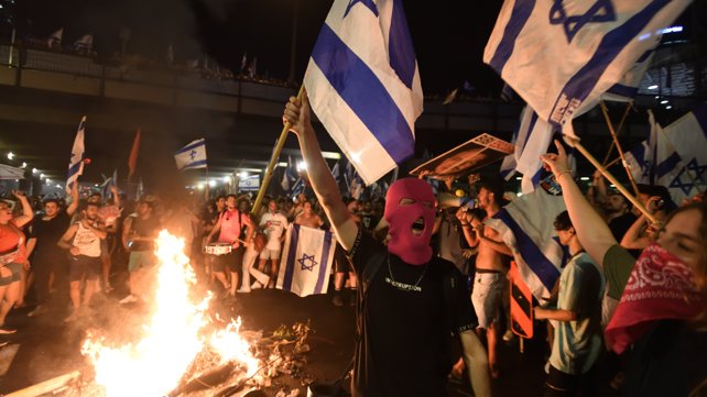 מחאה הפגנה איילון מפגינים מוחים רפורמה עילת הסבירות תל אביב 24.07.23 F230724GY25