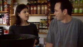 מרב מיכאלי בסיור מעדניות בגן העיר בת"א. 28.3.1996