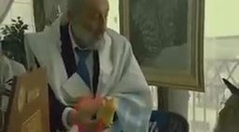 דרעי תועד מציג בסוכתו אתרוג שעלה לכאורה 5,000 דולר במזומן