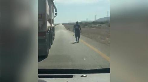 "סעי, הוא יהרוג אותנו": נהג משאית חסם את הכביש ויצא עם פטיש למכונית שנסעה אחריו