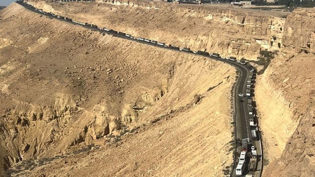 משאיות עם סיוע הומניטרי לרצועת עזה נחסמו סמוך למצפה רמון