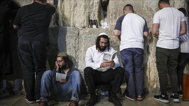 מתפללים בכותל המערבי ערב תשעה באב, 10.08.19