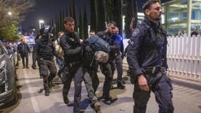 המשטרה מפנה מפגינים נגד המלחמה בכיכר הבימה