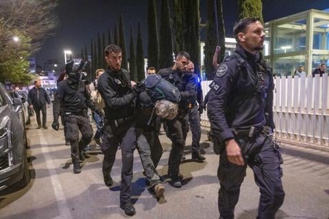 המשטרה מפנה מפגינים נגד המלחמה בכיכר הבימה
