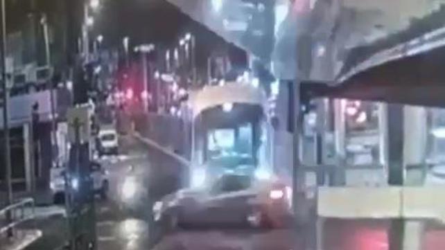 תיעוד: רכב התנגש ברכבת הקלה בבת ים 02.08.22