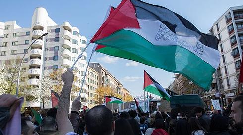 בגלל קריאות נגד ישראל: המשטרה פיזרה הפגנה פרו פלסטינית בברלין